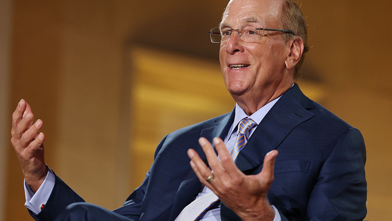 BlackRock CEO Cautions Against Divestment During Market Instability